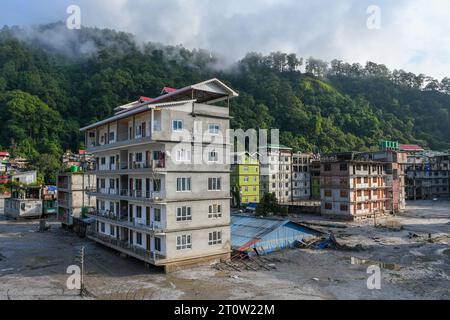 Rangpo, Indien. Oktober 2023. Allgemeine Sicht auf die Erdgeschosse von Gebäuden, die durch Sturzfluten nach einem Seeblutsch verschüttet wurden. Nachdem ein Gletschersee im Nordosten Indiens kurz nach Mitternacht durch einen Damm platzte, Häuser und Brücken wegspülte und Tausende zur Flucht zwang, gruben die Rettungskräfte weiter durch Schlammschutt. (Foto: Biplov Bhuyan/SOPA Images/SIPA USA) Credit: SIPA USA/Alamy Live News Stockfoto