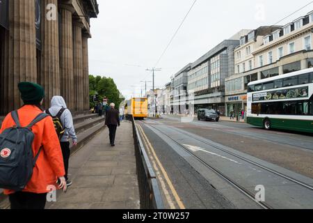 Blick auf die Princes Street an der Seite der Royal Scottish Academy, Edinburgh, Großbritannien. Stockfoto