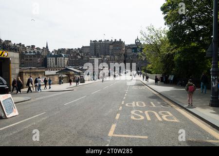 Blick über die Waverley Bridge in Richtung Edinburgh Old Town, Edinburgh Schottland, Großbritannien. Stockfoto