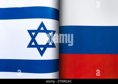 Hintergrund der Flaggen Israels und Russlands. Das Konzept der Interaktion oder Gegenaktion zwischen den beiden Ländern. Internationale Beziehungen. poli Stockfoto