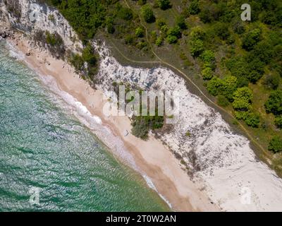 Von oben entfaltete sich der faszinierende Strand mit goldenem Sand, der von türkisfarbenen Wellen gestreichelt wurde. Üppig grüne Wälder schmücken die Küste, während robuste Felsen Stockfoto