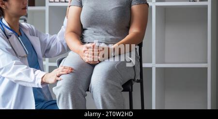 Übergewichtige, fette Frau, die im Büro beraten wird. Porträt eines freundlich lächelnden Arztes, der Hand auf Schulter hält, den Patienten unterstützt, gibt Stockfoto