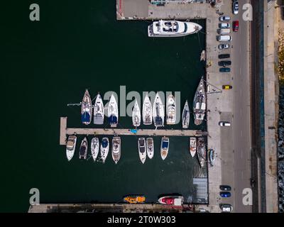Blick von oben auf viele Yachten und Boote, die im Yachthafen vertäut sind. Stockfoto