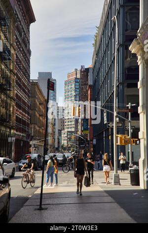 NEW YORK, USA - 26. NOVEMBER 2022: Fußgänger, Radfahrer und starker Verkehr in Rush Hour am broadway Stockfoto