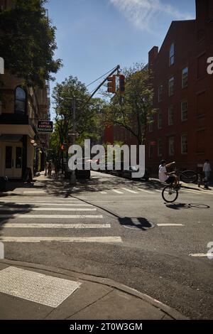 NEW YORK, USA - 26. NOVEMBER 2022: Radfahrer machen Tricks auf dem Fahrrad, während sie die Stadtstraße überqueren Stockfoto