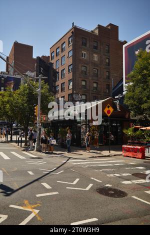 NEW YORK, USA - 26. NOVEMBER 2022: Fußgänger warten auf einem Quersteg in der Nähe einer Ampel, urbane Szene Stockfoto