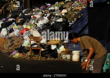 9. Oktober 2023, Yogyakarta, Spezialregion Yogyakarta, Indonesien: Ein Mann fegt in der Nähe eines Müllhaufens in Yogyakarta. (Kreditbild: © Angga Budhiyanto/ZUMA Press Wire) NUR REDAKTIONELLE VERWENDUNG! Nicht für kommerzielle ZWECKE! Stockfoto