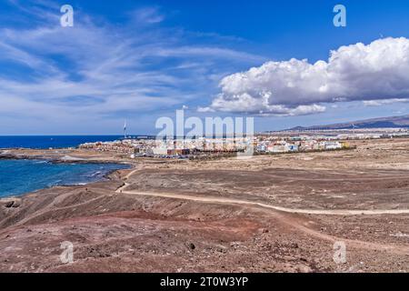 Ein malerischer Blick auf eine felsige Küste in einer ruhigen blauen Meereslandschaft Stockfoto