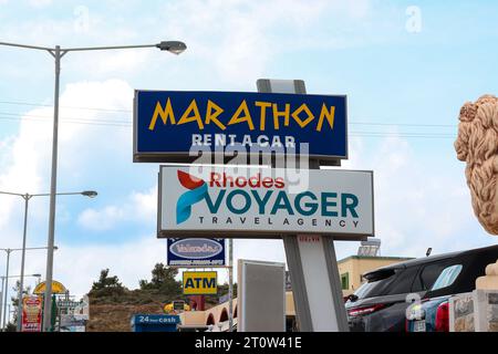 Marathon Rent a Car Business und Rhodes Voyager Reisebüro Schild, das Touristen über die Lage des Geschäfts informiert Stockfoto