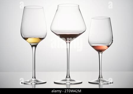 Auswahl an Rot-, Weiß- und Rosa-Weinen in Gläsern. Stockfoto