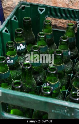 Grüne Kiste voll mit offenen und leeren Glasflaschen Mythos Beer, eine griechische Biergesellschaft der Carlsberg Group Stockfoto