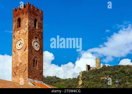 Das Schloss Ursino von Noli erhebt sich auf einem Hügel mit Blick auf Noli. Italien. Die Burg war in der Lage, sowohl das Meer als auch die ligurische Küste zu kontrollieren. Stockfoto