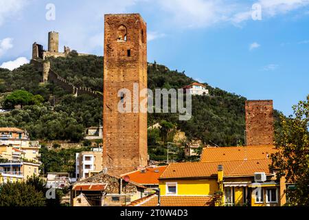 Das Schloss Ursino von Noli erhebt sich auf einem Hügel mit Blick auf Noli. Italien. Die Burg war in der Lage, sowohl das Meer als auch die ligurische Küste zu kontrollieren. Stockfoto