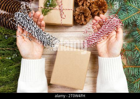 Prozess der Kisten packen mit Weihnachten Geschenke Geschenke. Ansicht von oben. Stockfoto