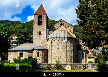 Die zentrale Apsis und der Glockenturm. Die Kirche San Paragorio (XI Jahrhundert) befindet sich außerhalb der mittelalterlichen Stadtmauern der Altstadt von Noli. Italien. Stockfoto