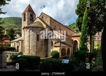 Die zentrale Apsis und der Glockenturm. Die Kirche San Paragorio (XI Jahrhundert) befindet sich außerhalb der mittelalterlichen Stadtmauern der Altstadt von Noli. Italien. Stockfoto