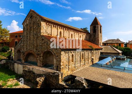 Die Fassade und der Glockenturm. Die Kirche San Paragorio (XI Jahrhundert) befindet sich außerhalb der mittelalterlichen Stadtmauern der Altstadt von Noli. Italien. Stockfoto