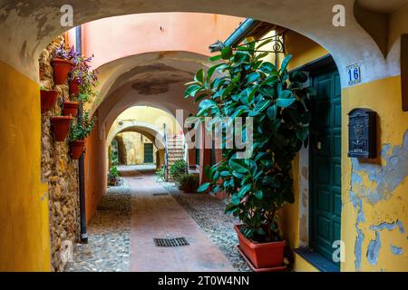 Das historische Zentrum des Dorfes Toirano ist wunderschön mit bezaubernden Straßen von seltener Schönheit. Region Ligurien, Italien. Stockfoto