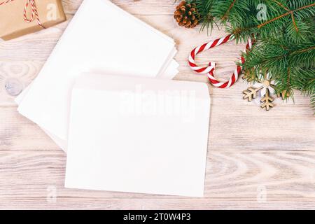 Leeren Briefumschlag mit Merkzettel für Santa Claus auf einem Holztisch. Getönt. Stockfoto