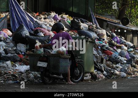 9. Oktober 2023, Yogyakarta, Spezialregion Yogyakarta, Indonesien: Ein Mann wirft Müll auf die Straße in Yogyakarta. (Kreditbild: © Angga Budhiyanto/ZUMA Press Wire) NUR REDAKTIONELLE VERWENDUNG! Nicht für kommerzielle ZWECKE! Stockfoto