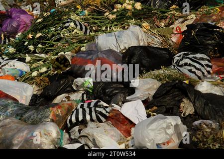 9. Oktober 2023, Yogyakarta, Spezialregion Yogyakarta, Indonesien: Müllhaufen sind am Straßenrand in Yogyakarta zu sehen. (Kreditbild: © Angga Budhiyanto/ZUMA Press Wire) NUR REDAKTIONELLE VERWENDUNG! Nicht für kommerzielle ZWECKE! Stockfoto