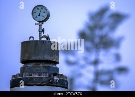 Kraak, Deutschland. Oktober 2023. Das Manometer am Zugang zur Höhle 101 im Erdgasspeicher HanseWerk, dem einzigen Gasspeicher in Mecklenburg-Vorpommern, zeigt 140 bar an. Der sieben mal viereinhalb Kilometer große Kavernenspeicher mit einem Volumen von bis zu 300 Millionen Kubikmetern sichert die Erdgasversorgung der Erdgaskunden in Norddeutschland. Der Speicher befindet sich in einer weitläufigen Salzkuppel unter der Oberfläche der „Kraaker Tannen“ und verfügt über eine Speicherkapazität von 2.400 Gigawattstunden Erdgas. P/dpa/Alamy Live News Stockfoto