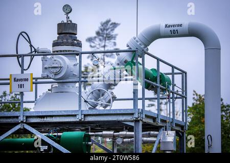 Kraak, Deutschland. Oktober 2023. Das Manometer am Zugang zur Höhle 101 im Erdgasspeicher HanseWerk, dem einzigen Gasspeicher in Mecklenburg-Vorpommern, zeigt 140 bar an. Der sieben mal viereinhalb Kilometer große Kavernenspeicher mit einem Volumen von bis zu 300 Millionen Kubikmetern sichert die Erdgasversorgung der Erdgaskunden in Norddeutschland. Der Speicher befindet sich in einer weitläufigen Salzkuppel unter der Oberfläche der „Kraaker Tannen“ und verfügt über eine Speicherkapazität von 2.400 Gigawattstunden Erdgas. P/dpa/Alamy Live News Stockfoto