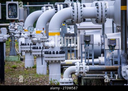 Kraak, Deutschland. Oktober 2023. Leitungen im einzigen Gasspeicher in Mecklenburg-Vorpommern führen zu den Filteranlagen zur Reinigung des gelieferten Gases. Der sieben mal viereinhalb Kilometer große Kavernenspeicher mit einem Volumen von bis zu 300 Millionen Kubikmetern sichert die Erdgasversorgung der Erdgaskunden in Norddeutschland. Der Speicher befindet sich in einer weitläufigen Salzkuppel unter der Oberfläche der „Kraaker Tannen“ und verfügt über eine Speicherkapazität von 2.400 Gigawattstunden Erdgas. Quelle: Jens Büttner/dpa/Alamy Live News Stockfoto