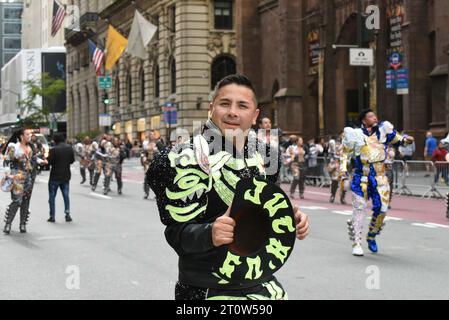 8. Oktober 2023, %G: (Neu) die Hispanic Day Parade. 8. Oktober 2023 New York City, New York, U S.&#XA;New York CityÃ¢â‚¬â„¢feiert im Oktober die Kultur der Länder, die ein hispanisches Erbe teilen. &#XA;Foto: Peruanische Tänzer auf der Fifth Avenue.&#XA;Credit: Victor M. Matos/Thenews2&#XA; (Foto: Victor M. Matos/Thenews2/ZUMAPRESS) (Credit Image: © Victor M. Matos/TheNEWS2 via ZUMA Press Wire) NUR REDAKTIONELLE VERWENDUNG! Nicht für kommerzielle ZWECKE! Stockfoto