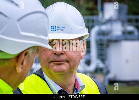 Kraak, Deutschland. Oktober 2023. Reinhard Meyer (SPD), Minister für Wirtschaft, Tourismus und Verkehr in Mecklenburg-Vorpommern, besucht den einzigen Gasspeicher in Mecklenburg-Vorpommern. Der sieben mal viereinhalb Kilometer große Kavernenspeicher mit einem Volumen von bis zu 300 Millionen Kubikmetern sichert die Erdgasversorgung der Erdgaskunden in Norddeutschland. Der Speicher befindet sich in einer weitläufigen Salzkuppel unter der Oberfläche der „Kraaker Tannen“ und verfügt über eine Speicherkapazität von 2.400 Gigawattstunden Erdgas. Credit:/dpa/Alamy Live News Stockfoto