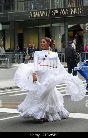 8. Oktober 2023, %G: (Neu) die Hispanic Day Parade. 8. Oktober 2023 New York City, New York, U S.&#XA;New York CityÃ¢â‚¬â„¢feiert im Oktober die Kultur der Länder, die ein hispanisches Erbe teilen. &#XA;Foto: Venezolanischer Tänzer bei der Hispanic Day Parade.&#XA;Foto: Victor M. Matos/Thenews2&#XA; (Foto: Victor M. Matos/Thenews2/ZUMAPRESS) (Foto: © Victor M. Matos/TheNEWS2 via ZUMA Press Wire) NUR REDAKTIONELLE VERWENDUNG! Nicht für kommerzielle ZWECKE! Stockfoto
