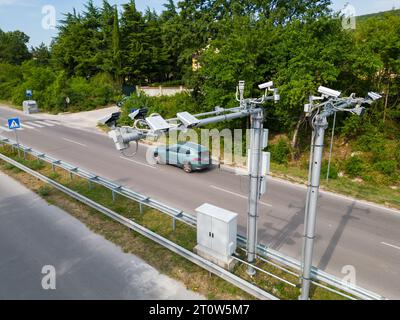 Kameras und Radargeräte zur Geschwindigkeitskontrolle entlang einer stark frequentierten Autobahn überwachen und erfassen Geschwindigkeitsverstöße. Stockfoto