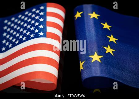 Flaggen der Vereinigten Staaten von Amerika und der Europäischen Union, Konzept der bilateralen Beziehungen, Freundschaft oder Konflikt Stockfoto