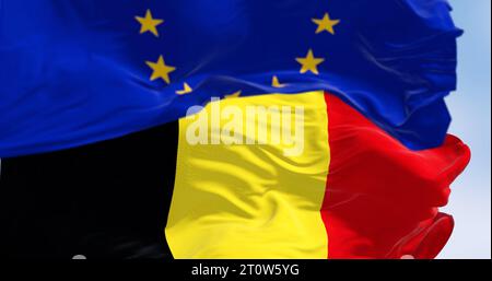 Belgiens Nationalflagge und die Flagge der Europäischen union winken im Wind. 3D-Darstellung. Flatterndes Gewebe. Selektiver Fokus Stockfoto