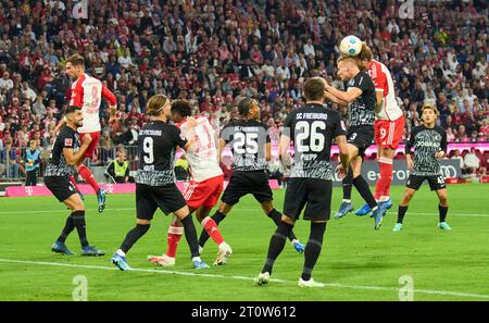 München, Deutschland. Oktober 2023. Harry Kane, FCB 9 Kingsley Coman, FCB 11 Leon GORETZKA, FCB 8 kämpfen um den Ball, Tackling, Duell, Header, zweikampf, Aktion, Kampf gegen Marc Philipp LIENHART, BRD 3 Maximilian Philipp, BRD 26 Kiliann Sildillia, BRD 25 Lucas Höler, BRD 9 im Spiel FC BAYERN MÜNCHEN - SC FREIBURG 3-0 am 8. Oktober 2023 in München. Saison 2023/2024, 1.Bundesliga, FCB, München, Spieltag 7, 7.Spieltag Credit: Peter Schatz/Alamy Live News Credit: Peter Schatz/Alamy Live News Stockfoto