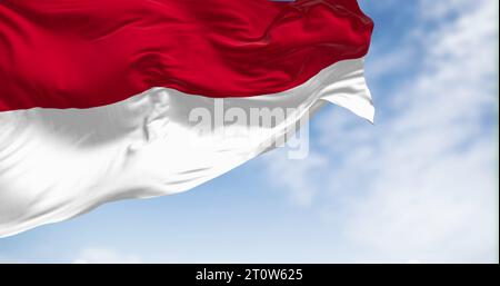 Indonesische Nationalflagge winkt an einem klaren Tag im Wind. Zwei horizontale rote und weiße Streifen gleicher Breite. 3D-Darstellung. Wackelndes Fabri Stockfoto