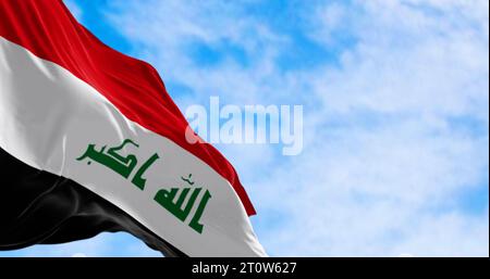 Die Nationalflagge der Republik Irak winkt an einem klaren Tag. Drei horizontale rote, weiße und schwarze Streifen mit grünem Takbir-Text. 3D-Darstellung. Stockfoto