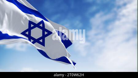 Nationalflagge des Staates Israel winkt an einem klaren Tag im Wind. Blauer Davidstern in der Mitte, flankiert von zwei horizontalen blauen Streifen auf einem weißen f Stockfoto