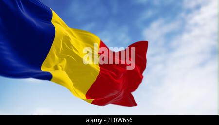 Rumänische Nationalflagge winkt an einem klaren Tag im Wind. Drei vertikale Streifen gleicher Breite: Blau, gelb und rot. 3D-Darstellung. Ripplin Stockfoto