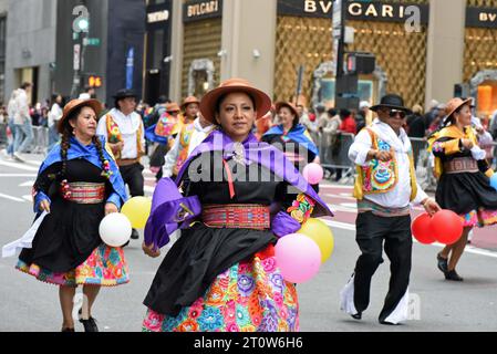 8. Oktober 2023, %G: (Neu) die Hispanic Day Parade. 8. Oktober 2023 New York City, New York, U S.&#XA;New York CityÃ¢â‚¬â„¢feiert im Oktober die Kultur der Länder, die ein hispanisches Erbe teilen. &#XA;Foto: Peruanische Tänzer auf der Fifth Avenue.&#XA;Credit: Victor M. Matos/Thenews2&#XA; (Foto: Victor M. Matos/Thenews2/ZUMAPRESS) (Credit Image: © Victor M. Matos/TheNEWS2 via ZUMA Press Wire) NUR REDAKTIONELLE VERWENDUNG! Nicht für kommerzielle ZWECKE! Stockfoto