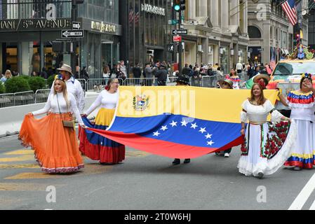 8. Oktober 2023, %G: (Neu) die Hispanic Day Parade. 8. Oktober 2023 New York City, New York, U S.&#XA;New York CityÃ¢â‚¬â„¢feiert im Oktober die Kultur der Länder, die ein hispanisches Erbe teilen. &#XA;Foto: Venezolanische Tänzer auf der Fifth Avenue.&#XA;Credit: Victor M. Matos/Thenews2&#XA; (Foto: Victor M. Matos/Thenews2/ZUMAPRESS) (Credit Image: © Victor M. Matos/TheNEWS2 via ZUMA Press Wire) NUR REDAKTIONELLE VERWENDUNG! Nicht für kommerzielle ZWECKE! Stockfoto
