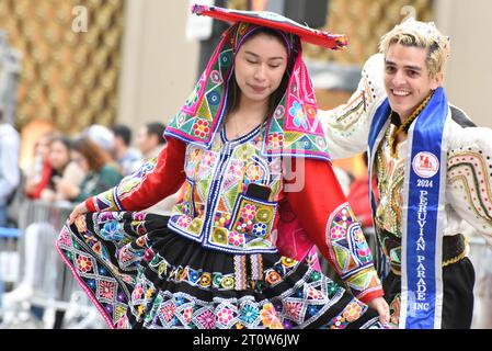 8. Oktober 2023, %G: (Neu) die Hispanic Day Parade. 8. Oktober 2023 New York City, New York, U S.&#XA;New York CityÃ¢â‚¬â„¢feiert im Oktober die Kultur der Länder, die ein hispanisches Erbe teilen. &#XA;Foto: Peruanische Tänzer auf der Fifth Avenue.&#XA;Credit: Victor M. Matos/Thenews2&#XA; (Foto: Victor M. Matos/Thenews2/ZUMAPRESS) (Credit Image: © Victor M. Matos/TheNEWS2 via ZUMA Press Wire) NUR REDAKTIONELLE VERWENDUNG! Nicht für kommerzielle ZWECKE! Stockfoto