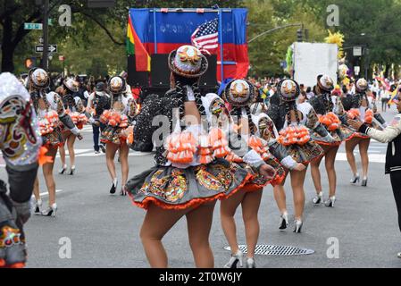 8. Oktober 2023, %G: (Neu) die Hispanic Day Parade. 8. Oktober 2023 New York City, New York, U S.&#XA;New York CityÃ¢â‚¬â„¢feiert im Oktober die Kultur der Länder, die ein hispanisches Erbe teilen. &#XA;Foto: Peruanische Tänzer auf der Fifth Avenue.&#XA;Credit: Victor M. Matos/Thenews2&#XA; (Foto: Victor M. Matos/Thenews2/ZUMAPRESS) (Credit Image: © Victor M. Matos/TheNEWS2 via ZUMA Press Wire) NUR REDAKTIONELLE VERWENDUNG! Nicht für kommerzielle ZWECKE! Stockfoto