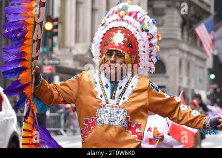 8. Oktober 2023, %G: (Neu) die Hispanic Day Parade. 8. Oktober 2023 New York City, New York, U S.&#XA;New York CityÃ¢â‚¬â„¢feiert im Oktober die Kultur der Länder, die ein hispanisches Erbe teilen. &#XA;Foto: Peruanische indische Tänzer auf der Fifth Avenue.&#XA;Credit: Victor M. Matos/Thenews2&#XA; (Foto: Victor M. Matos/Thenews2/Zumapress) (Credit Image: © Victor M. Matos/TheNEWS2 via ZUMA Press Wire) NUR REDAKTIONELLE VERWENDUNG! Nicht für kommerzielle ZWECKE! Stockfoto