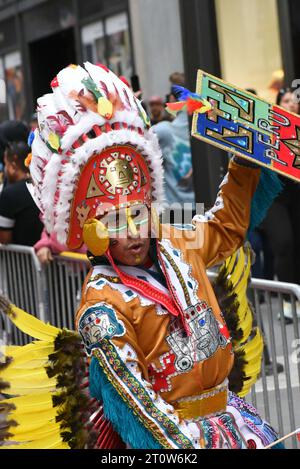 8. Oktober 2023, %G: (Neu) die Hispanic Day Parade. 8. Oktober 2023 New York City, New York, U S.&#XA;New York CityÃ¢â‚¬â„¢feiert im Oktober die Kultur der Länder, die ein hispanisches Erbe teilen. &#XA;Foto: Peruanischer Tänzer auf der Fifth Avenue.&#XA;Credit: Victor M. Matos/Thenews2&#XA; (Foto: Victor M. Matos/Thenews2/Zumapress) (Credit Image: © Victor M. Matos/TheNEWS2 via ZUMA Press Wire) NUR REDAKTIONELLE VERWENDUNG! Nicht für kommerzielle ZWECKE! Stockfoto