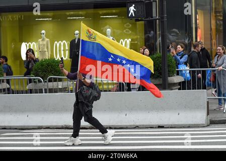 8. Oktober 2023, %G: (Neu) die Hispanic Day Parade. 8. Oktober 2023 New York City, New York, U S.&#XA;New York CityÃ¢â‚¬â„¢feiert im Oktober die Kultur der Länder, die ein hispanisches Erbe teilen. &#XA;Foto: Mann mit venezolanischem Flagon Fifth Avenue.&#XA;Credit: Victor M. Matos/Thenews2&#XA; (Foto: Victor M. Matos/Thenews2/Zumapress) (Credit Image: © Victor M. Matos/TheNEWS2 via ZUMA Press Wire) NUR REDAKTIONELLE VERWENDUNG! Nicht für kommerzielle ZWECKE! Stockfoto