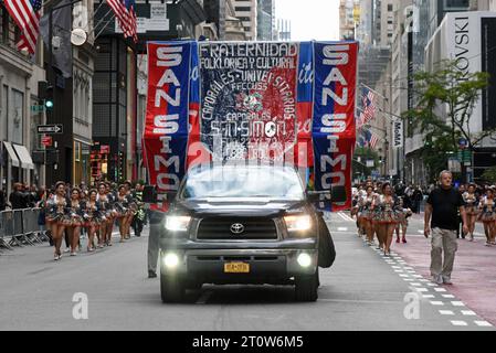 8. Oktober 2023, %G: (Neu) die Hispanic Day Parade. 8. Oktober 2023 New York City, New York, U S.&#XA;New York CityÃ¢â‚¬â„¢feiert im Oktober die Kultur der Länder, die ein hispanisches Erbe teilen. &#XA;Foto: Sansimon Volkstänzer schweben auf der Fifth Avenue.&#XA;Credit: Victor M. Matos/Thenews2&#XA; (Foto: Victor M. Matos/Thenews2/ZUMAPRESS) (Credit Image: © Victor M. Matos/TheNEWS2 via ZUMA Press Wire) NUR REDAKTIONELLE VERWENDUNG! Nicht für kommerzielle ZWECKE! Stockfoto