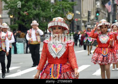 8. Oktober 2023, %G: (Neu) die Hispanic Day Parade. 8. Oktober 2023 New York City, New York, U S.&#XA;New York CityÃ¢â‚¬â„¢feiert im Oktober die Kultur der Länder, die ein hispanisches Erbe teilen. &#XA;Foto: Peruanischer Teilnehmer an der Hispanic Day Parade auf der Fifth Avenue.&#XA;Foto: Victor M. Matos/Thenews2&#XA; (Foto: Victor M. Matos/Thenews2/ZUMAPRESS) (Foto: © Victor M. Matos/TheNEWS2 via ZUMA Press Wire) NUR REDAKTIONELLE VERWENDUNG! Nicht für kommerzielle ZWECKE! Stockfoto