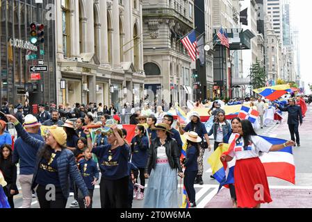 8. Oktober 2023, %G: (Neu) die Hispanic Day Parade. 8. Oktober 2023 New York City, New York, U S.&#XA;New York CityÃ¢â‚¬â„¢feiert im Oktober die Kultur der Länder, die ein hispanisches Erbe teilen. &#XA;Foto: Perubische Tänzer auf der Fifth Avenue.&#XA;Credit: Victor M. Matos/Thenews2&#XA; (Foto: Victor M. Matos/Thenews2/ZUMAPRESS) (Credit Image: © Victor M. Matos/TheNEWS2 via ZUMA Press Wire) NUR REDAKTIONELLE VERWENDUNG! Nicht für kommerzielle ZWECKE! Stockfoto