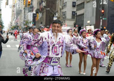 8. Oktober 2023, %G: (Neu) die Hispanic Day Parade. 8. Oktober 2023 New York City, New York, U S.&#XA;New York CityÃ¢â‚¬â„¢feiert im Oktober die Kultur der Länder, die ein hispanisches Erbe teilen. &#XA;Foto: Peruanische Tänzer auf der Fifth Avenue.&#XA;Credit: Victor M. Matos/Thenews2&#XA; (Foto: Victor M. Matos/Thenews2/ZUMAPRESS) (Credit Image: © Victor M. Matos/TheNEWS2 via ZUMA Press Wire) NUR REDAKTIONELLE VERWENDUNG! Nicht für kommerzielle ZWECKE! Stockfoto